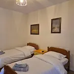 Kurmaku Guesthouse - Historic Stay Inside Elbasan Castle